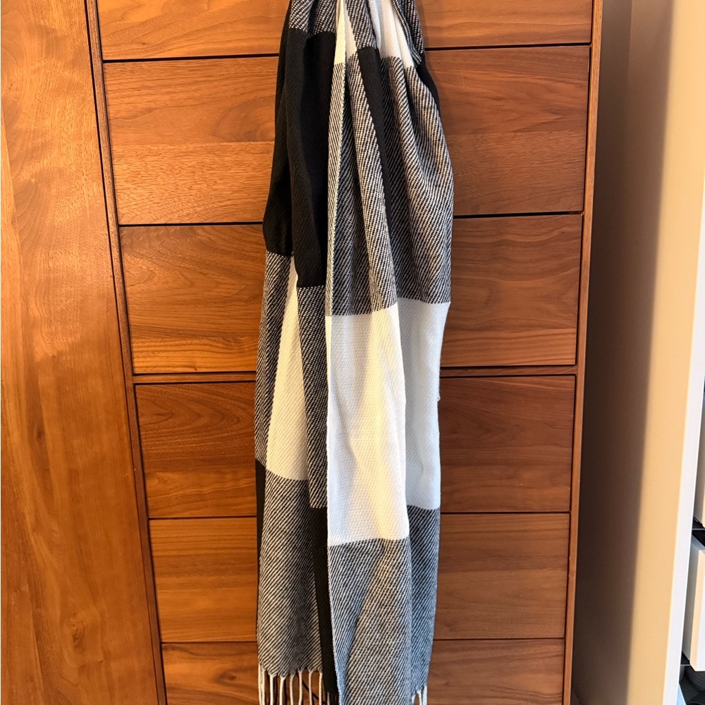 Amazon Black and White Plaid Scarf - Picture 5 of 8